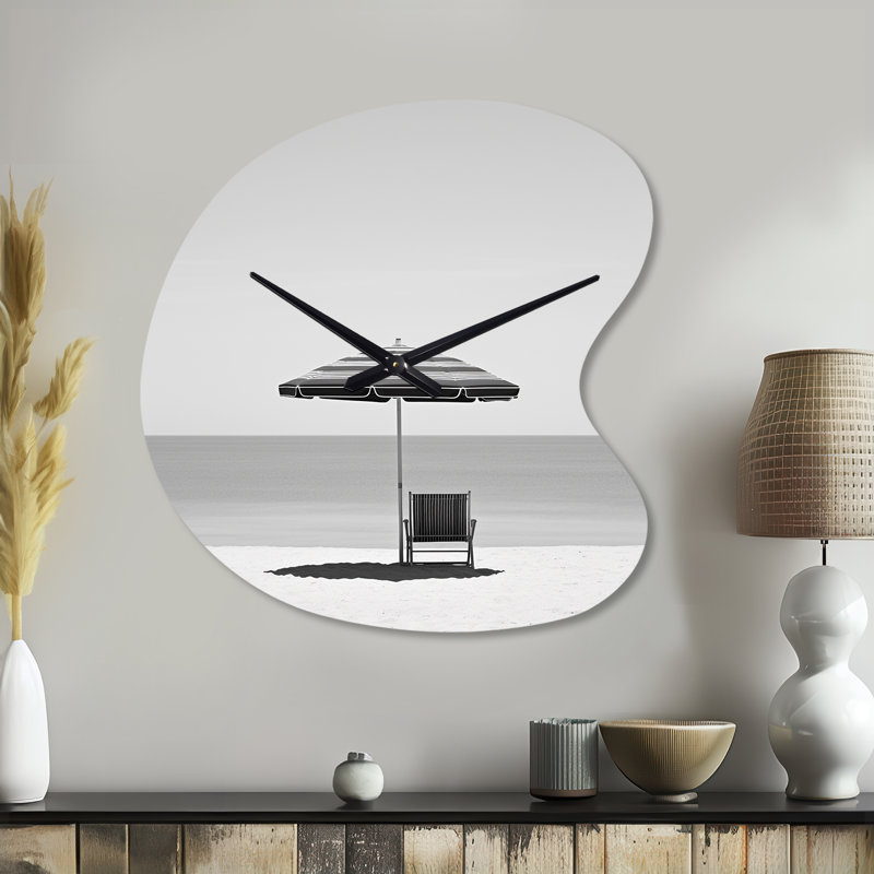Minimalisme noir et blanc - Photo de plage II - horloge murale en métal de forme unique de plage, Grand