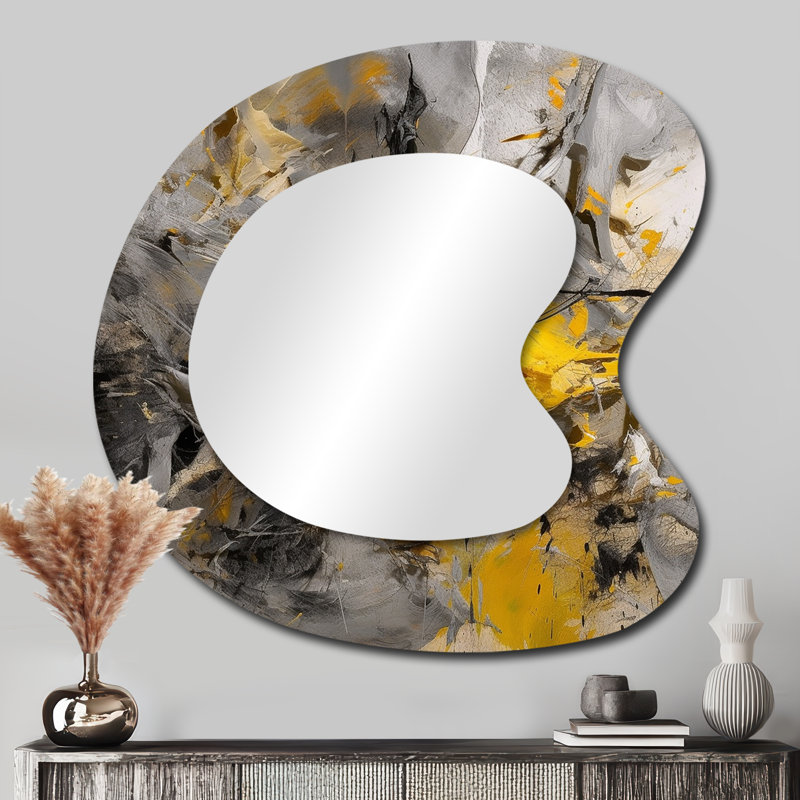«Bliss Of Happiness» en gris et jaune I - grand miroir mural asymétrique à collage abstrait, miroir décoratif de forme unique grise, impression sur métal