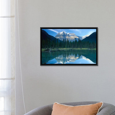 Mont Robson, plus haut sommet des montagnes Rocheuses canadiennes, reflété dans le lac, en Colombie-Britannique, Canada par Tim Fitzharris - impression sur toile tendue