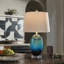 Lampe de table moderne en verre dégradé bleu de 63,5 cm (25 po) avec base en cristal transparent, idéale pour le salon, la chambre ou un buffet.