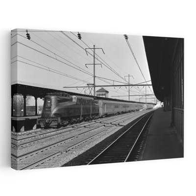 «1940s Pennsylvania Railroad Streamline Electric propulsé par une locomotive Gg1 tirant un train de voyageurs hors de la station, art mural rétro rétro classique