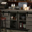 Cerna de ferme moderne avec porte de grange coulissante, tablette réglable et support à vin pour des solutions de rangement multi-pièces.
