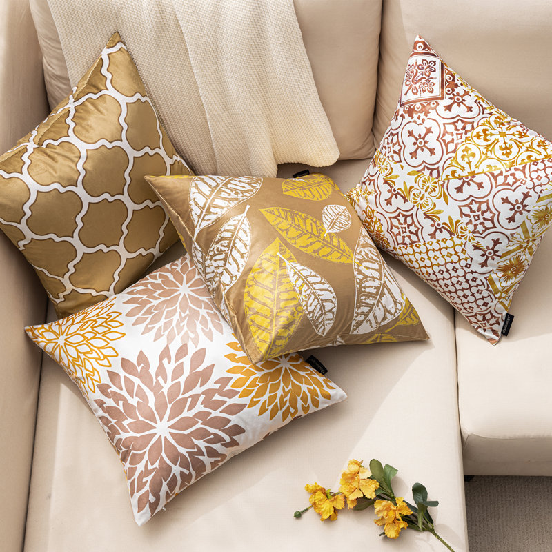 Coussin décoratif à motif géométrique de 20 po Leaf, Polyester, Beige