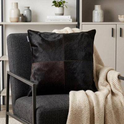 Coussin décoratif en cuir de vache brun de 45 cm