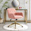 Fauteuil de bureau à assise large rose, piètement en métal doré, pour un environnement d'étude productif et respirant.