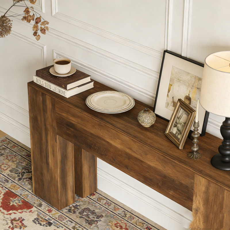 Console en bois avec canapé robuste et couloir