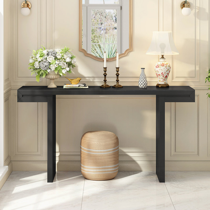 Table d'entrée spacieuse avec finition peinte lisse et pieds réglables, pour des intérieurs modernes et une utilisation polyvalente.