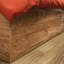 Lit simple brun avec tiroirs de rangement pour plus de rangement, ton chaud en bois de manguier, design et économie d'espace dans les espaces invités