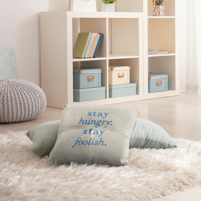 Coussin décoratif intérieur / extérieur Stay affamé, Blanc / bleu, H 26 po x l 26 po