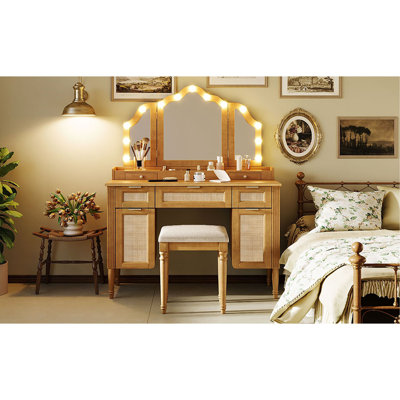Ensemble de coiffeuse de 44,37 po avec tabouret, 13 ampoules Hollywood et 3 modes d'éclairage, coiffeuse à miroir triple pliable avec tabouret rembourré, station de charge, beaucoup de rangement