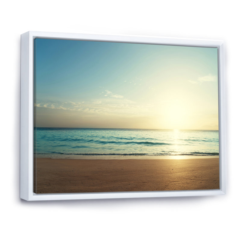 Coucher de soleil sur la plage des Seychelles - Photographie sur toile, H 34 po x l 44 po, Cadre flottant blanc