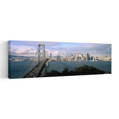 Pont sur une baie avec l'horizon de la ville en arrière-plan, pont de la baie, baie de San Francisco, San Francisco, Californie, États-Unis
