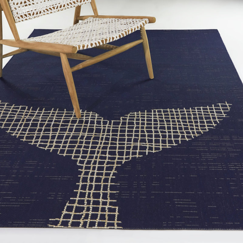Tapis bleu marine / beige en polypropylène tissé à la machine Tyrone, Rectangle 5 pi 3 po x 7 pi