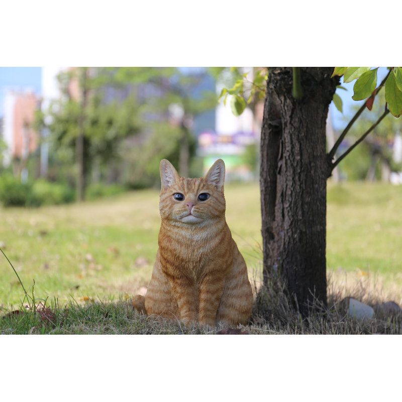 Chat tigré orange assis, Orange