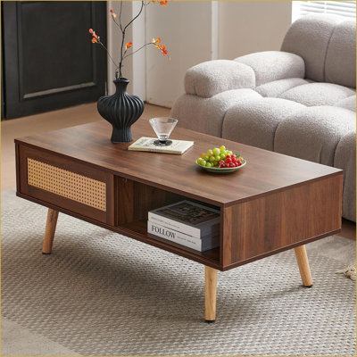Table basse en rotin blanc avec pieds en bois massif pour le salon, le rangement coulissant et la construction robuste