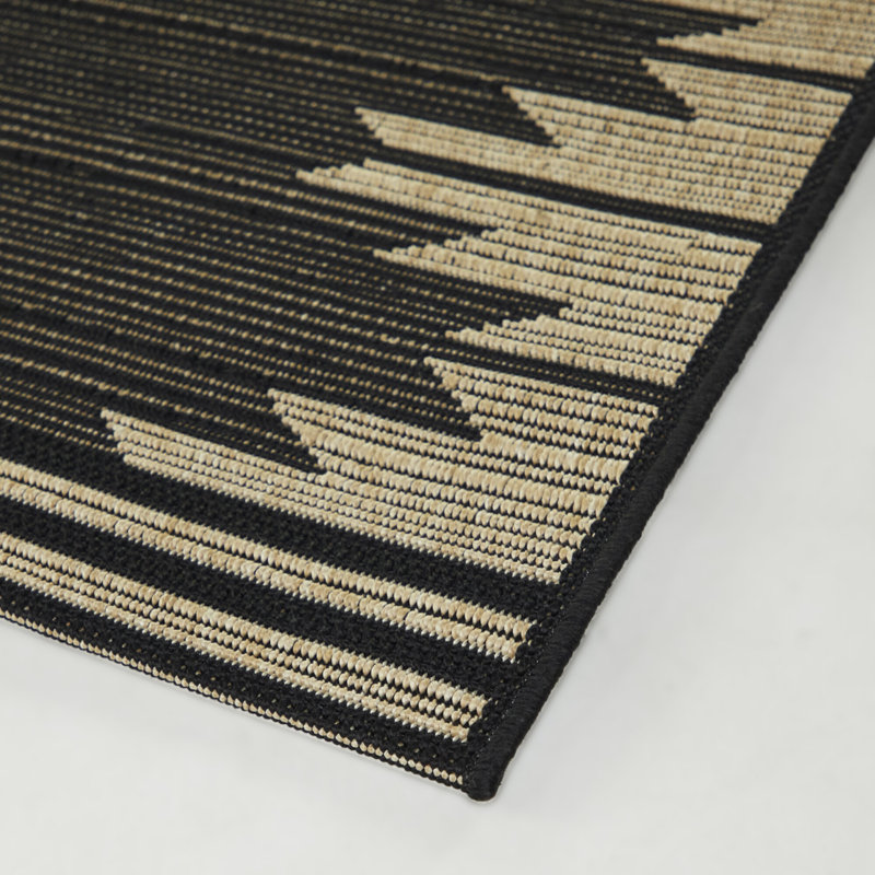 Tapis intérieur / extérieur noir tissé à la machine Levia, Rectangle 5 pi 3 po x 7 pi