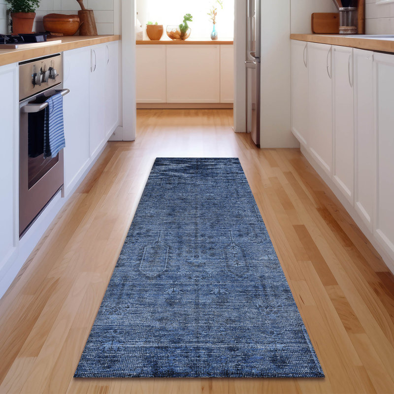 Tapis bleu marine de qualité supérieure lavable à la machine Prisco, Tapis de couloir 2 pi 3 po x 7 pi 6 po