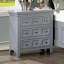 Table de chevet en bois massif gris de style transitionnel avec 3 tiroirs et boutons ronds | Idée de cadeau