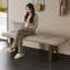 Long banc en cuir beige avec revêtement en bois et hall d'entrée moderne-112198365