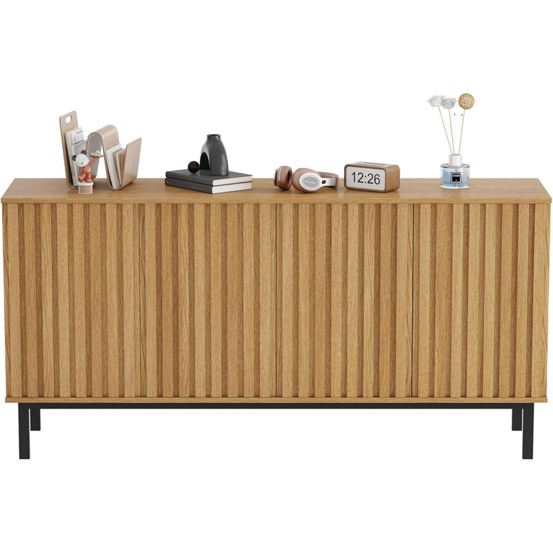 Buffet autoportant en bois avec portes cannelées et rangement réglable, 4 doors