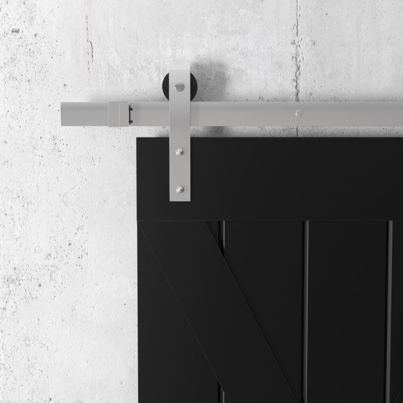 Porte de grange à panneaux en bois peint avec ensemble de quincaillerie d'installation