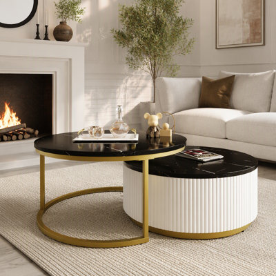 Table basse gigogne ronde moderne avec cannelure en noir et or de 31,5 po