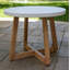 Table d'appoint d'extérieur en eucalyptus massif avec plateau en béton Mahi