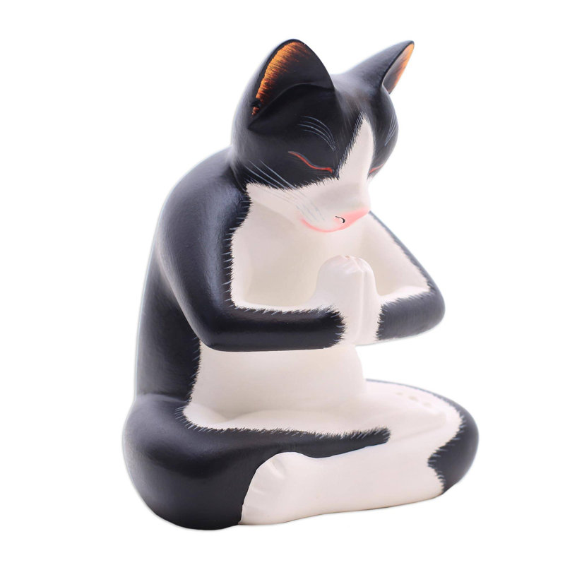 Figurine en bois méditant tuxedo kitty Sarkis