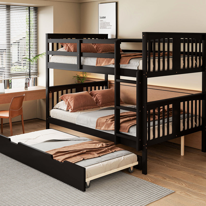 Lit double au-dessus d'un lit superposé avec lit gigogne et, espace maximisé, barrière de sécurité pour le lit supérieur