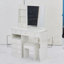 Table de coiffeuse de taille moyenne de 37 pouces avec tiroir de gauche, tabouret rembourré et très grand miroir coulissant, rangement multi-couches à grande capacité, commode pratique et élégante-412748066