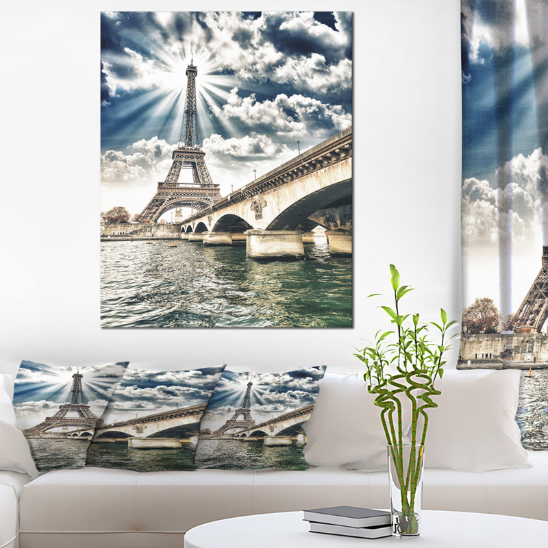 Tour Eiffel et pont Lena - reproduction de photo sur toile tendue, H 40 po x l 30 po x 1,5 po
