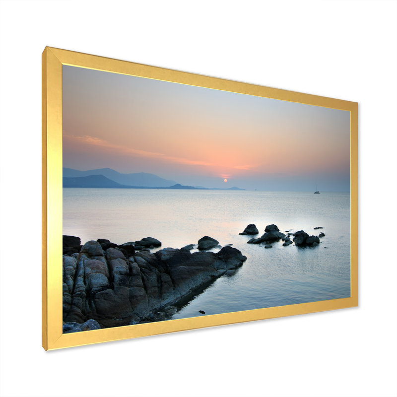 «Rock On Beach With Sunset», reproduction sur toile avec cadre flottant, H 8 po x l 12 po x P 1 po, Cadre doré à coins fermés