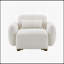 Le fauteuil d'appoint beige Darius avec 1 coussin décoratif combine style moderne, confort et durabilité pour tout espace de vie.