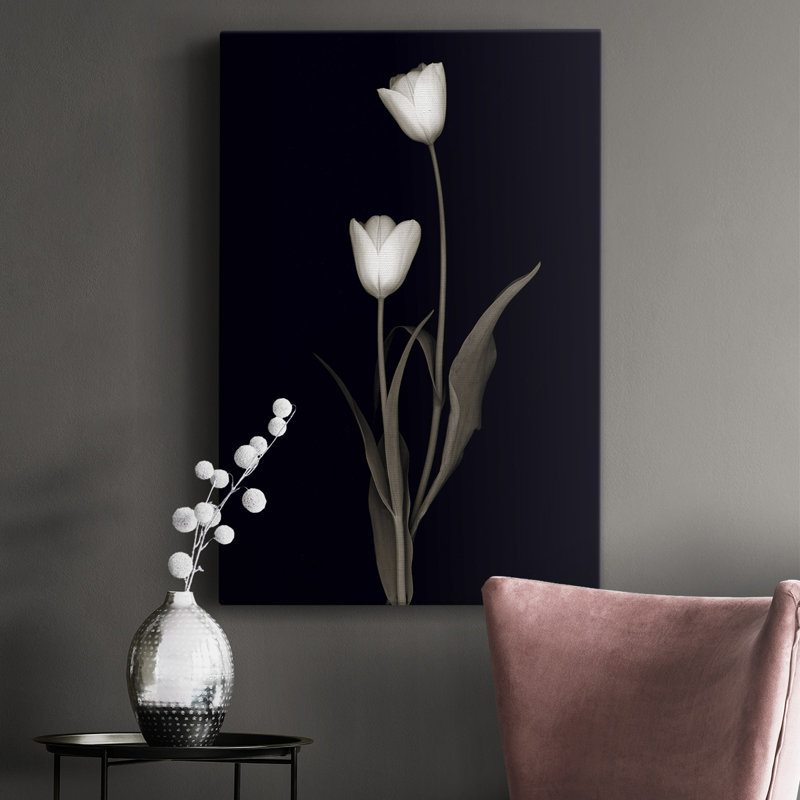 Tulipe Pose II sur toile, H 27 po x l 18 po x P 1 po