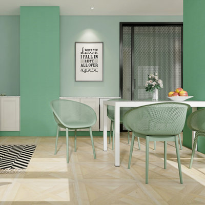 Été - Ensemble de 4 chaises longues vert pâle - Plastique PP intérieur / extérieur toutes saisons avec longue table blanche moderne de 55 pouces - Intérieur / extérieur - Plateau de table léger en PP avec métal