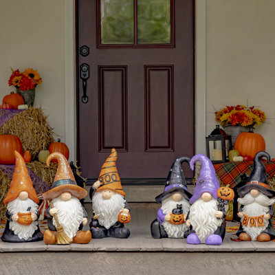 Halloween gnome de jardin avec baguette de citrouille et chapeau mauve «The Hobgoblins»
