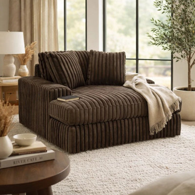 Chaise longue surdimensionnée Addy, 2 coussins, velours côtelé brun chocolat