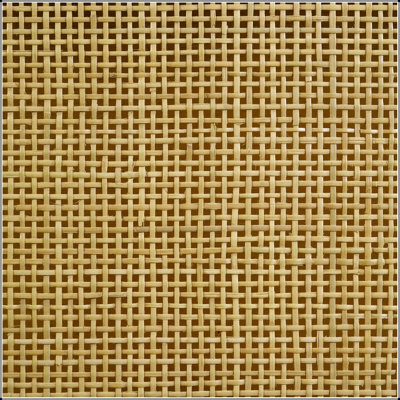 Table de bout ronde Benson avec design à deux niveaux et tablette en rotin naturel, parfaite pour les espaces de vie modernes et élégants.