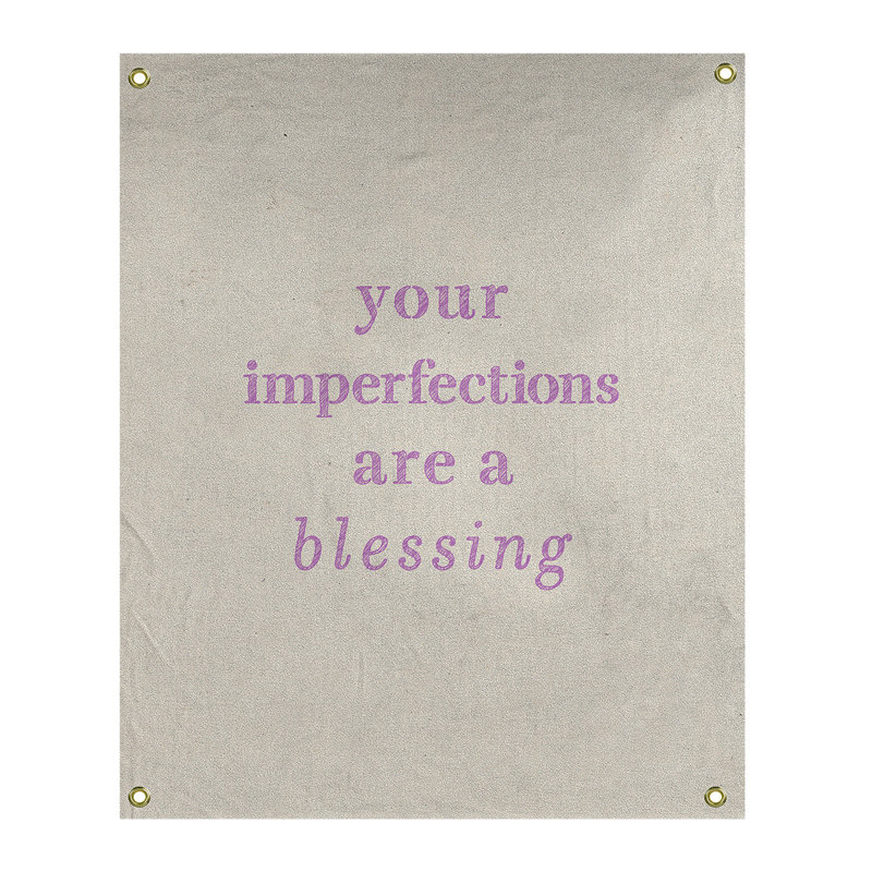 Tapisserie citation d’imperfections écrites en polyester, H 80 po x l 59 po, Blanc / violet