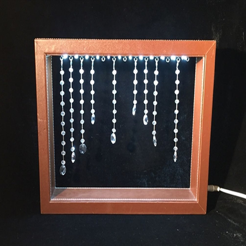 Cadre de photo en cuir brun avec lampe de bureau à DEL suspendue