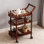 Chariot-bar moderne de style Mid-Century avec rangement à 3 niveaux, chariot de service mobile pour la cuisine ou le divertissement, fabriqué en bois d'hévéa durable avec des roulettes lisses