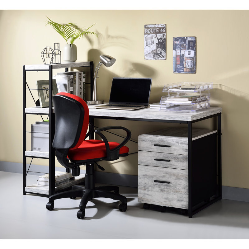Bureau de style industriel avec plateau rectangulaire en bois et piètement traîneau en métal