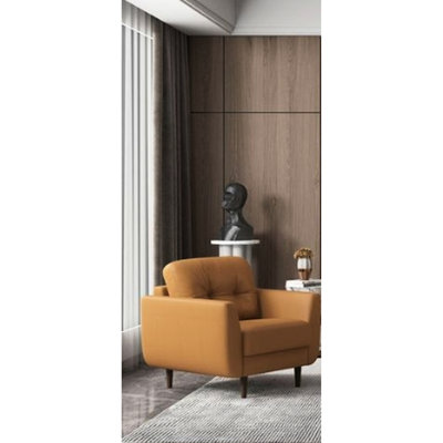 Chaise en cuir brun clair avec dossier lâche et coussins de siège serrés, dossier à boutons, sangles, structure intérieure en bois, accoudoirs évasés, pieds fuselés en noyer foncé de 6 po, charge de 220 lb, hauteur de 17 po
