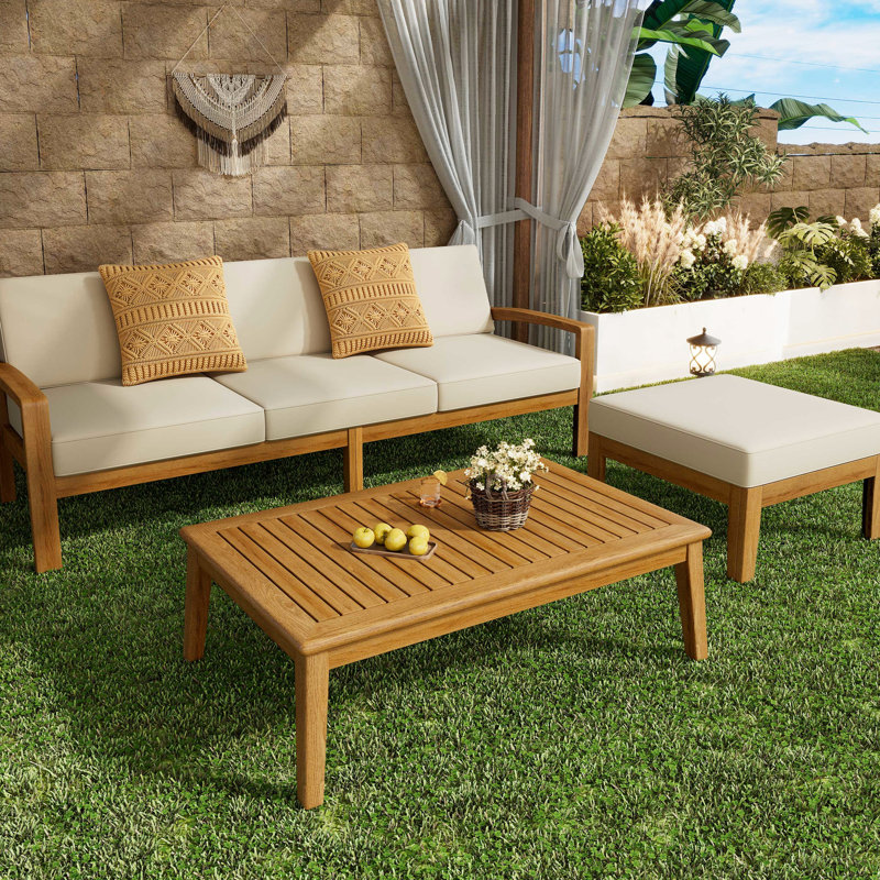 Canapé d'angle en forme de L pour profiter pleinement de votre terrasse avec son panneau à lattes et ses coussins confortables.
