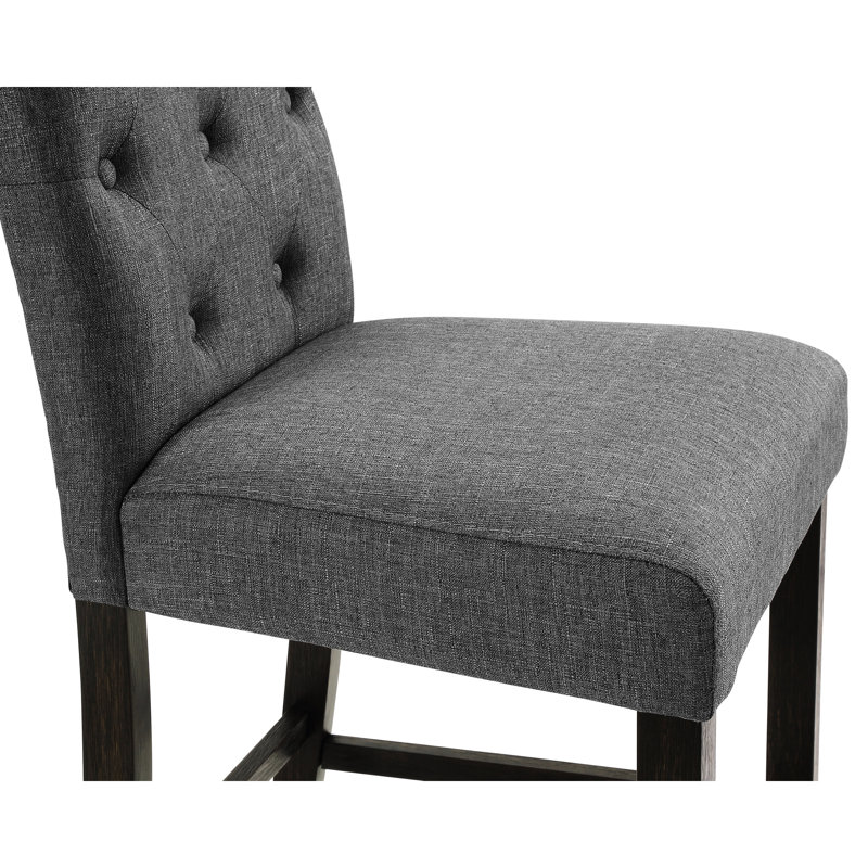 Tabouret à hauteur de comptoir en bois massif gris. Sièges et dossiers pour une touche de style. Rembourré pour un confort accru. Pieds en bois au fini riche. Chaises à haut dossier élégamment courbées. L 23 po x P 19 po x H 39,67 po
