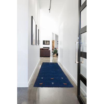 Les tapis Gabbeh sont fabriqués à la main avec des poils très hauts et des motifs très simples et stylisés.