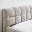 Grand lit tapissier beige avec tissu chenille et fabrication, sans sommier tapissier dans la chambre à coucher, tête de lit, structure-461158076