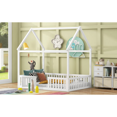 Charmant lit en bois blanc avec clôture, porte et ambiance chaleureuse