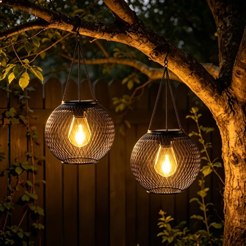 Lanternes suspendues solaires d'extérieur imperméables à l'eau chaude 2700K avec capteur automatique du crépuscule à l'aube pour terrasse de jardin