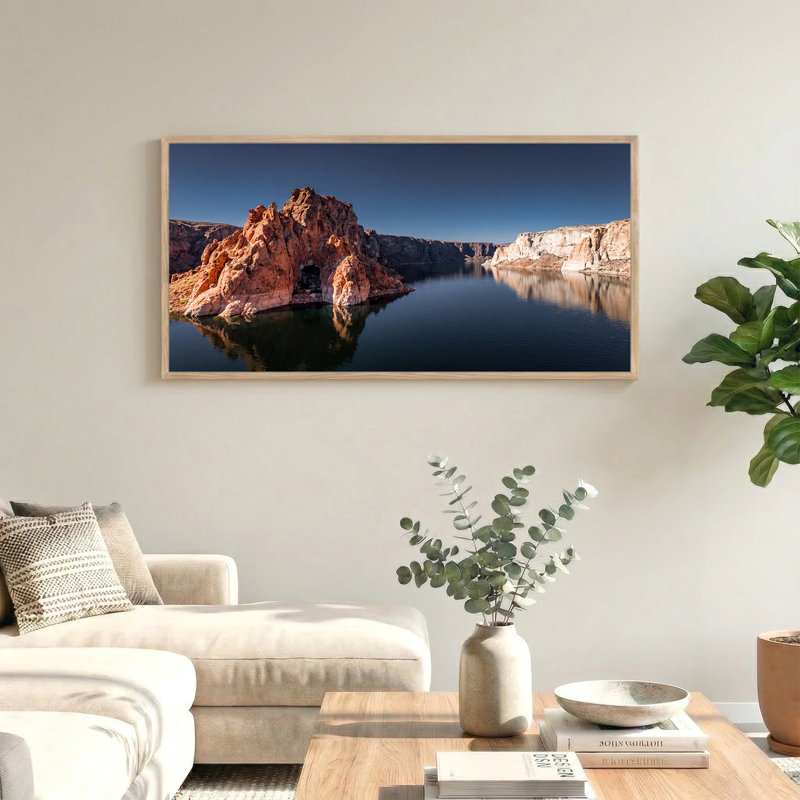 Toile murale représentant une formation rocheuse rouge et le reflet de l'eau bleue dans un canyon, 46“W x 24”H